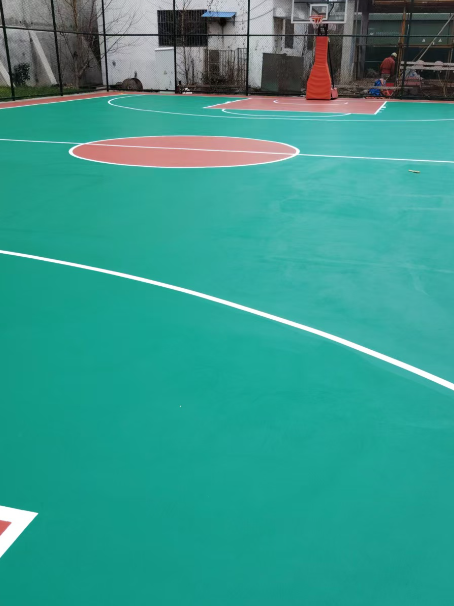 东方 球场长期使用易出现地面开裂